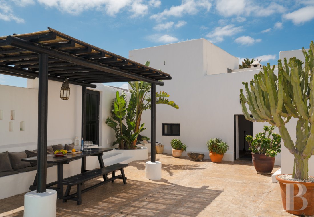 An old finca renovated in a contemporary style on the island of Lanzarote, in the Canary Islands - photo  n°22